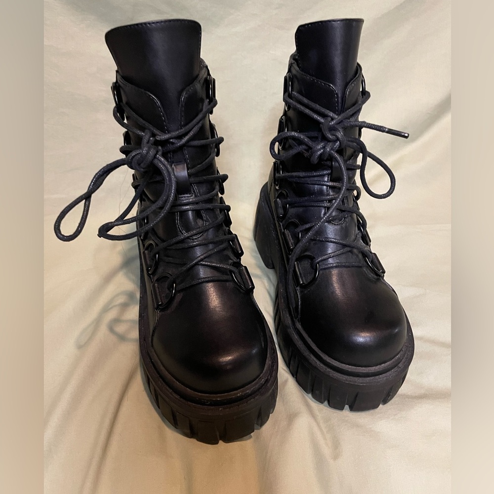 Combat platform boots (DOLLS KILL)